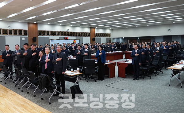 공직자들은 직무성과 계약과제를 바탕으로 민선8기 도정의 성공적인 마무리를 뒷받침하겠다는 각오를 내비쳤는데 얼마만큼 실현될지 지켜볼 일이다. (사진=굿모닝충청 이종현 기자)