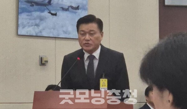 신용한 교수가 22일 국회 비상계엄 내란 특별 국정조사 청문회에 참고인으로 출석해 ‘명태균 게이트’, ‘부정선거 음모론’, ‘무속’ 등과 관련된 위원들의 질문에 답변하고 있다. 사진=신용한/굿모닝충청 김종혁 기자