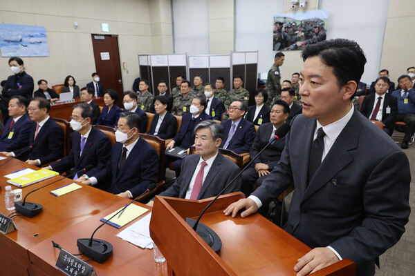 김성훈 대통령경호처 차장이 22일 국회에서 열린 '윤석열 정부의 비상계엄 선포를 통한 내란 혐의 진상규명 국정조사 특별위원회' 1차 청문회에서 의원질의에 답하고 있다.(사진=연합뉴스)