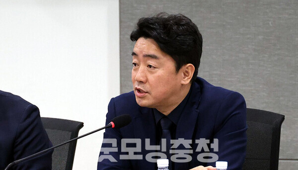 더불어민주당 강훈식 국회의원(충남아산을)은 22일 “국민의힘에서 ‘재판 지연’ 운운하는 것도 황당하다”며 “국민의힘 소속 의원들이 국회 패스트트랙 충돌 특수공무집행방해죄로 기소된 사건이 6년째 재판 중”이라고 밝혔다. (자료사진: 페이스북/ 굿모닝충청=김갑수 기자)