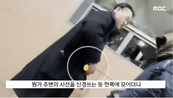 19일 서울서부지법 폭동 사태 당시 사실상 행동대장으로 활동했던 저 '투블럭 남성'이 청사 방화를 시도했던 것으로 보이는 영상이 공개됐다.(출처 : MBC 뉴스 영상 갈무리/굿모닝충청 조하준 기자)