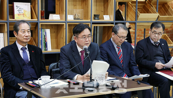 대전시와 충남도의 행정통합을 통해 탄생하는 자치단체 명칭이 ‘대전충남특별시’가 될 전망이다. 앞으로 준비 과정을 거쳐 오는 4월 중 특별법을 제출할 예정인데, 그 과정에서 공감대 형성이 절실해 보인다. (충남도 제공: 왼쪽부터 이창기 공동위원장, 정재근 공동위원장, 최진혁 분과위원장, 강성기 기획조정실장/ 굿모닝충청=김갑수 기자)