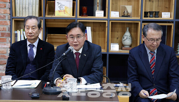 대전충남행정통합민관협의체(협의체) 정재근 공동위원장(충남)과 이창기 공동위원장(대전) 등이 23일 오후 도청 프레스센터에서 기자간담회를 갖고 통합 명칭을 ‘대전충남특별시’로 제안하는 동시에 개략적인 추진 일정을 공개했다. (충남도 제공: 왼쪽부터 이창기 공동위원장, 정재근 공동위원장, 최진혁 분과위원장/ 굿모닝충청=김갑수 기자)