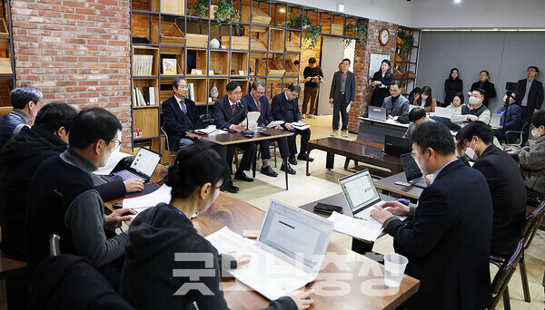 기자들은 “일정이 너무 촉박한 것 아니냐?”, “과연 성장 동력을 확보할 수 있겠느냐?”, “도민 공감대가 부족한 것 아니냐?”는 등 의구심 섞인 질문을 쏟아냈다. (충남도 제공)