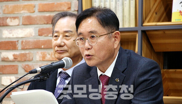 대전충남행정통합민관협의체 정재근 공동위원장(충남)은 23일 “우리 경험을 보면 행정통합을 할 때 가장 어려운 것은 자치단체장의 합의다. 그 필요성을 인지하면서도 자신의 기득권을 내려놓고 합의하는 것이 가장 어렵다”며 “제 경험치로 봐선 그것이 되면 50% 이상의 동력을 확보하는 것”이라고 말했다. (왼쪽부터 이창기 공동위원장과 정재근 공동위원장/ 굿모닝충청=김갑수 기자)