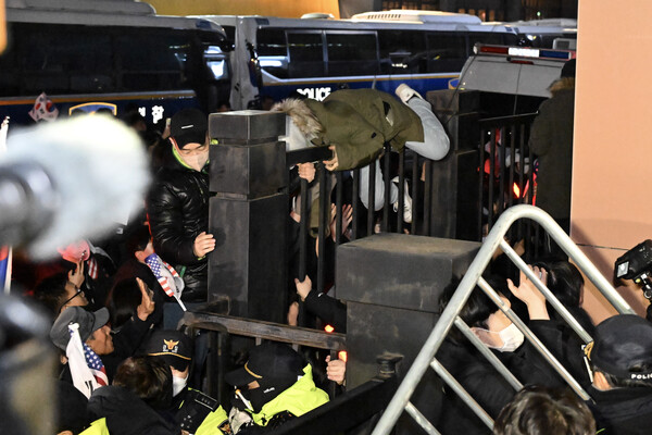 지난 19일 새벽 있었던 윤석열 지지자들에 의해 벌어진 서울서부지법 폭동 사태.(사진=연합뉴스)