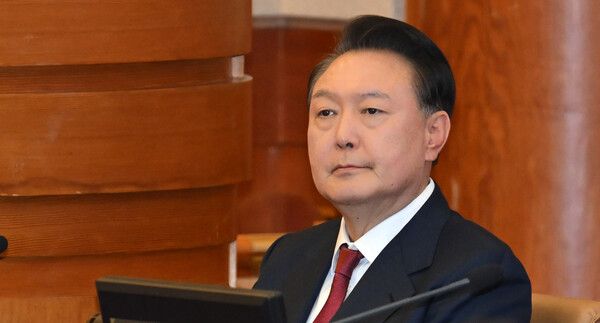 윤석열 대통령이 23일 서울 종로구 헌법재판소에서 열린 탄핵심판 4차 변론에 출석해 자리에 앉아 있다.(사진=연합뉴스)