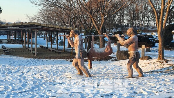 사슴 한 마리를 사냥한 후 짊어지고 가고 있는 구석기시대 사람들의 모습.(사진=굿모닝충청 조하준 기자)