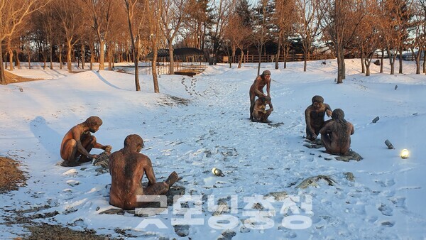 뗀석기를 제작하고 불을 피우고 있는 구석기시대 사람들의 모습. 인류가 옷을 입기 시작한 것은 20만 년 전쯤 일이라 나체의 모습으로 재현되어 있다.(사진=굿모닝충청 조하준 기자)