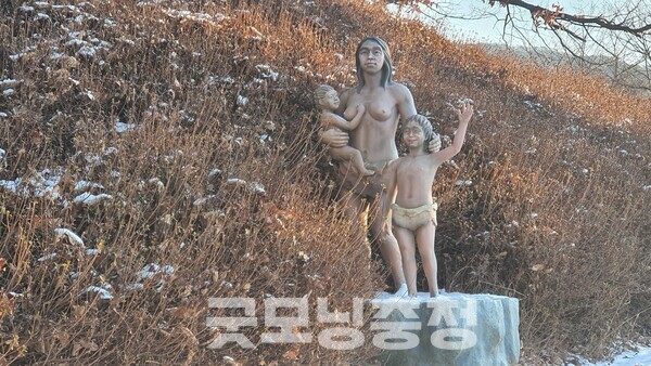자녀들을 키우고 있는 구석기시대 여성의 모습. 아직 이 당시는 옷을 제대로 만들어 입기 전이라 나체에 가까운 모습을 하고 있다.(사진=굿모닝충청 조하준 기자)