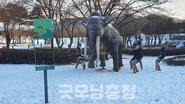 매머드를 사냥하고 있는 구석기시대 사람들의 모습.(사진=굿모닝충청 조하준 기자)