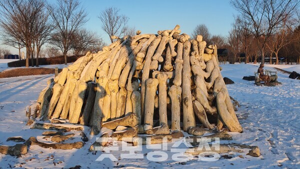 구석기시대 사람들의 대표적인 주거 형태인 동물뼈로 지은 막집. 주로 매머드 같은 큰 동물의 뼈를 이용했다.(사진=굿모닝충청 조하준 기자)