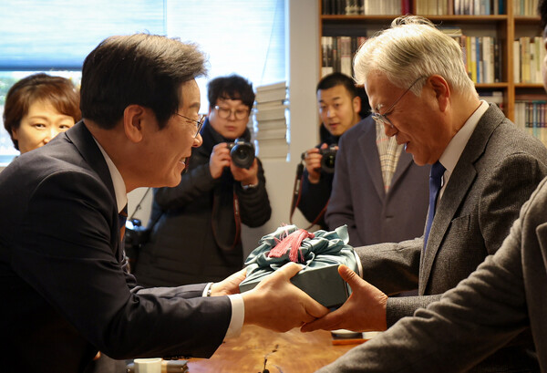 더불어민주당 이재명 대표(왼쪽)는 30일 오후 경남 양산시 하북면 평산마을 문재인 전 대통령 사저를 방문했다. (사진=연합뉴스)