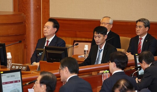 윤석열 대통령이 23일 서울 종로구 헌법재판소에서 열린 탄핵심판 4차 변론에 출석해 있다.(사진=연합뉴스)