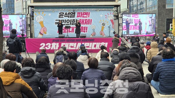 최영민 대전평화여성회 대표도 “윤석열은 지난달 23일 헌법재판소에 출석해 ‘철 들고 난 이후 공직생활하면서 자유민주주의란 신념 하나를 확고히 갖고 살아온 사람’이라고 밝혔다고 한다. 이걸 보면서 ‘매우 위험한 사람’이구나 싶었다”고 말했다. (사진=굿모닝충청 신성재 기자)