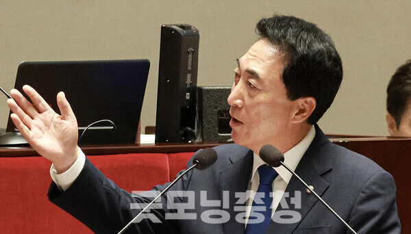 더불어민주당 박수현 국회의원(충남공주·부여·청양)은 3일, 윤석열 대통령 지지자들이 집회에서 성조기를 흔드는 것과 관련 "반미를 하자는 게 아니지만 적어도 뭔가 따질 줄은 알아야 될 거 아니냐?"고 말했다. (자료사진: 의원실 제공/ 굿모닝충청=김갑수 기자)