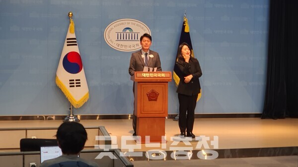 3일 오후 5시 20분 국회 소통관에서 국민의힘 지도부의 윤석열 대통령 접견을 강하게 비판하고 나선 더불어민주당 한민수 대변인의 모습.(사진=굿모닝충청 조하준 기자)