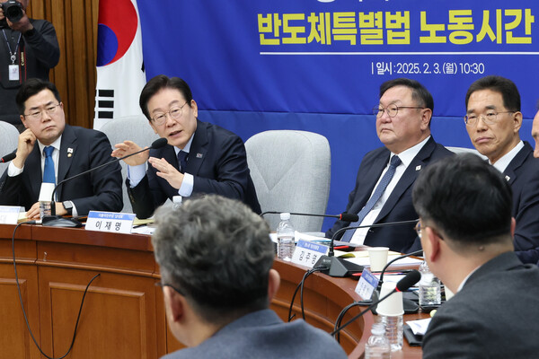 더불어민주당 이재명 대표가 3일 국회에서 열린 '반도체특별법 노동시간법 적용제외 정책 디베이트'에서 발언하고 있다.(사진=연합뉴스)