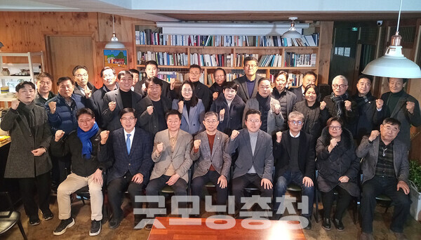 이재명 더불어민주당 대표의 외곽 지원 그룹으로 알려진 더민주혁신회의 충남 조직이 윤곽을 드러냈다. 차기 지방선거에서 시장·군수에 도전할 가능성이 큰 인물들이 적지 않아 눈길을 끈다. (더민주충남혁신회의 제공/ 굿모닝충청=김갑수 기자)