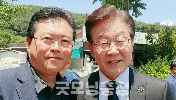 장기수 상임대표는 “내란으로 인해 대통령이 탄핵 되는 등 국내 정치의 불확실성이 지속되고 있다”며 “조속히 탄핵이 인용되고, 상식의 대한민국이 되는데 충남혁신회의가 선봉장 역할을 맡겠다”고 각오를 밝혔다. (자료사진: 왼쪽부터 장기수 상임대표와 이재명 대표)