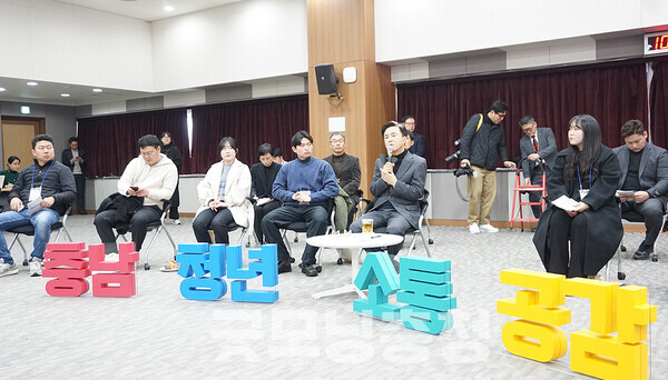 김태흠 지사는 “이를 위해 임기 동안 스마트팜 250만 평, 3000명 정도의 청년농을 양성하고자 모든 시스템을 갖추고 진행하고 있다”고도 했다.