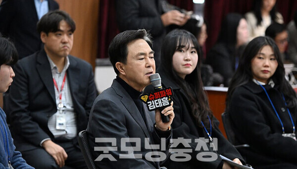 김태흠 충남지사가 청년들 앞에서 소위 ‘라떼(나때)는 말이야’ 발언을 하나 했다. 그러면서 김 지사는 가급적 해외에 나가 식견을 넓힐 것을 당부했다. (김태흠 충남지사 페이스북/ 굿모닝충청=김갑수 기자)