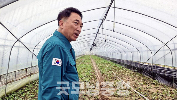 더불어민주당 박수현 국회의원(충남공주·부여·청양)은 7일 “부여군의 배수개선사업 대상 8개 지구가 모두 선정돼 사업비 총 1521억 원(국비)을 확보했다”며 “(이로써) 군의 배수개선 요구사업이 모두 해결됐다”고 밝혔다. (페이스북 자료사진: 지난해 폭우 피해 현장을 찾은 박수현 의원/ 굿모닝충청=김갑수 기자)