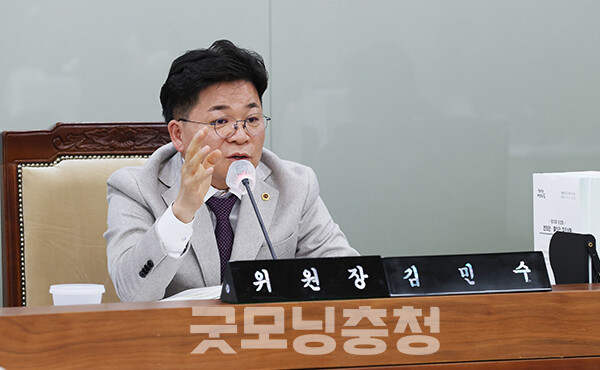 김민수 위원장(민주‧비례)도 가세했다. 그는 “매각이나 기본계획이 나오기 전 연구소를 청양으로 임시 이전하려는 이유가 뭐냐? 김태흠 지사가 지시해서 그런 것이지 않냐”고 말했다. (사진=충남도의회 제공/굿모닝충청=이종현 기자)