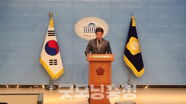 9일 오후 2시 20분 국회 소통관에서 브리핑을 하고 있는 더불어민주당 노종면 원내대변인의 모습.(사진=굿모닝충청)