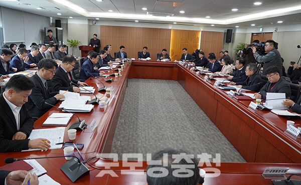 김 지사는 계속해서 소상공인 경영회복 지원과 관련 “충남도의회에서 예산이 통과되면 바로 지급을 시작할 수 있도록 조치해달라”고 강조했다. (사진=굿모닝충청 이종현 기자)