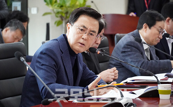 김태흠 충남지사가 지난 7일 충남도의회 업무보고 과정에서 의원들의 질의에 미흡한 답변을 한 국장들을 질타했다. 이날 오전 도청 중회의실에서 진행된 71차 실국원장회의를 통해서다. (사진=굿모닝충청 이종현 기자)