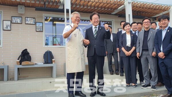 작년 9월 8일 이재명 더불어민주당 대표를 접견하며 기념사진을 촬영하고 있는 문재인 전 대통령의 모습.(사진=굿모닝충청 조하준 기자)