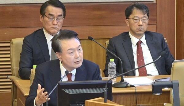 윤석열 대통령이 11일 서울 종로구 헌법재판소에서 열린 본인의 탄핵심판 7차 변론에 피청구인으로 출석해 발언하고 있다.(사진=연합뉴스)