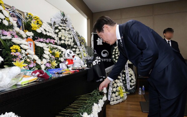 이재명 더불어민주당 대표가 12일 저녁 대전 건양대병원 장례식장에 마련된 김하늘 양 빈소를 찾아 조문하고 있다. (사진=연합뉴스)