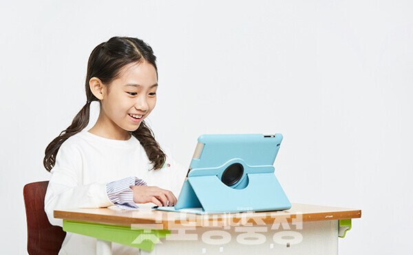 충남교육청이 오는 3월 도입이 예정된 AI 디지털교과서(이하 AI DT) 수요조사를 진행 중인 가운데 일선 학교가 얼마나 도입 의사를 밝힐지 관심이 쏠리고 있다. (자료사진=게티이미지뱅크/굿모닝충청=이종현 기자)