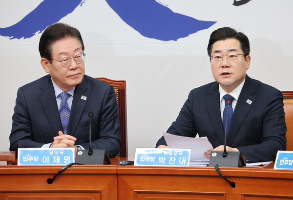 14일 오전 국회에서 열린 더불어민주당 최고위원회의에서 발언 중인 이재명 대표와 박찬대 원내대표(사진=연합뉴스)