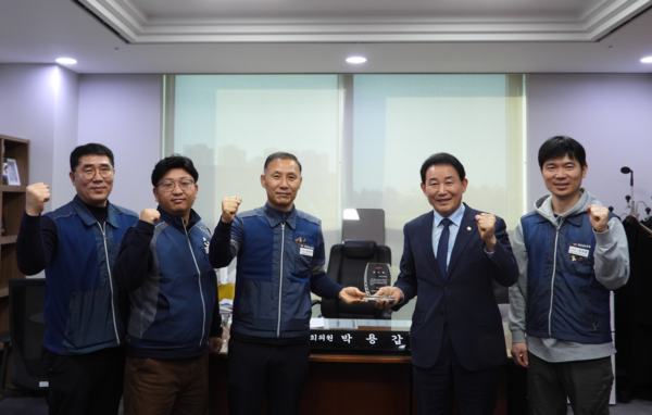 더불어민주당 박용갑 국회의원(대전 중구)이 13일 전국공무원노동조합 소방본부로부터 감사패를 받았다.(사진:의원실 제공/굿모닝충청=이동우 기자)