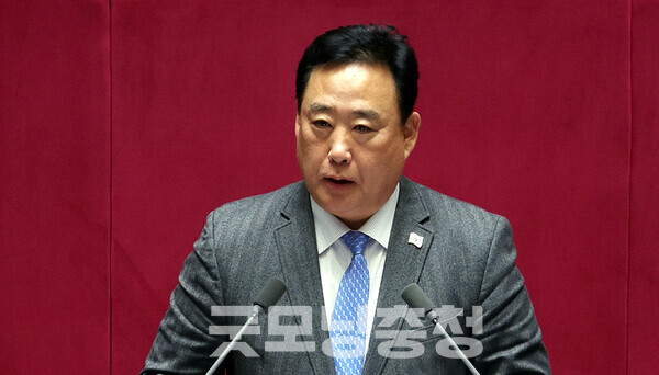 어기구 의원은 “1%대의 저성장 국면이 이어진 적이 있나? 그렇기 때문에 위험하다는 것이다. 대한민국의 경제성장 엔진이 꺼지고 있다. 잘못하면 일본의 ‘잃어버린 30년’을 따라갈 수 있다”며 “그렇기 때문에 정신을 바짝 차려야 한다”고 촉구했다. (의원실 제공)