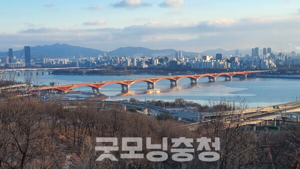 하늘공원에서 바라본 한강의 모습. 사진 속 빨간색 다리는 성산대교이고 오른쪽의 다리는 월드컵대교이다.(사진=굿모닝충청 조하준 기자)