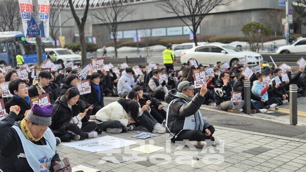 윤석열 대통령 탄핵 제25차 대전시민대회가 대전의 한 초등학교에서 교사에 의해 안타깝게 숨진 고(故) 김하늘양에 대한 추모와 함께 시작됐다. (사진=굿모닝충청 신성재 기자)