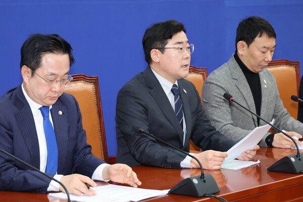 더불어민주당 박찬대 원내대표가 16일 오전 국회에서 가진 기자간담회에서 발언하고 있다. (사진=연합뉴스) 