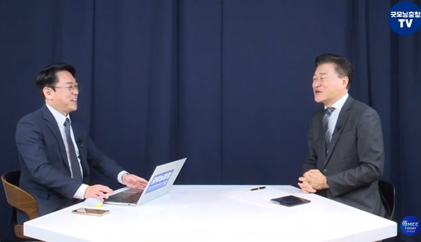 지난 14일 굿모닝충청과 인터뷰를 한 신용한 서원대 석좌교수.(출처 : 굿모닝충청TV 영상 갈무리)