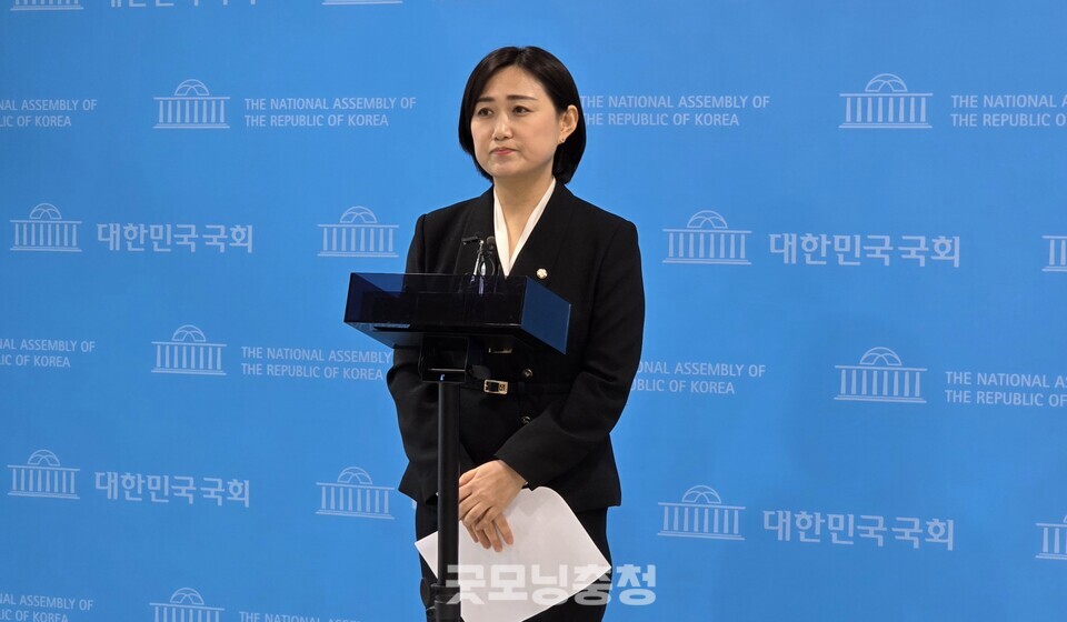 더불어민주당 백승아 의원이 16일 오후 국회 소통관에서 '하늘이법' 관련 기자회견을 마친 후 기자들의 질문에 답하고 있다. (사진=굿모닝충청 설인호 기자)