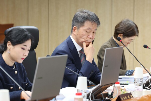 지난 10일 국가인권위위원회 전원회에 참석한 김용원 상임위원. 이날 인권위는  ‘계엄 선포로 야기된 국가적 위기 극복 대책 권고의 건(윤석열 대통령 방어권 보장 권고안’을 의결했다. (사진=연합뉴스)