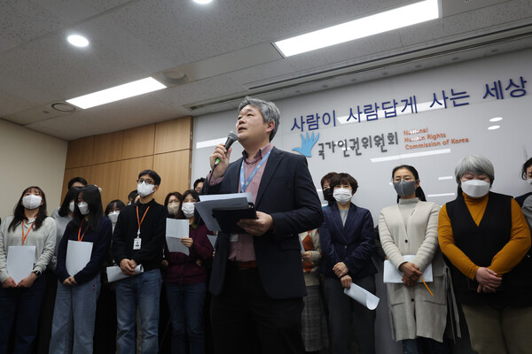 국가인권위원회 문정호 노조위원장 및 직원들이 11일 서울 중구 국가인권위원회에서 윤석열 대통령의 탄핵심판 방어권 보장 권고안 가결 규탄 호소문을 발표하고 있다. (사진=연합뉴스)