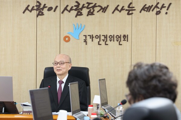 안창호 국가인권위원회 위원장이 10일 서울 중구 국가인권위에서 열린 제2차 전원위원회에서 발언을 하고 있다. 이날 인권위는  ‘계엄 선포로 야기된 국가적 위기 극복 대책 권고의 건(윤석열 대통령 방어권 보장 권고안’을 의결했다. (사진=연합뉴스)