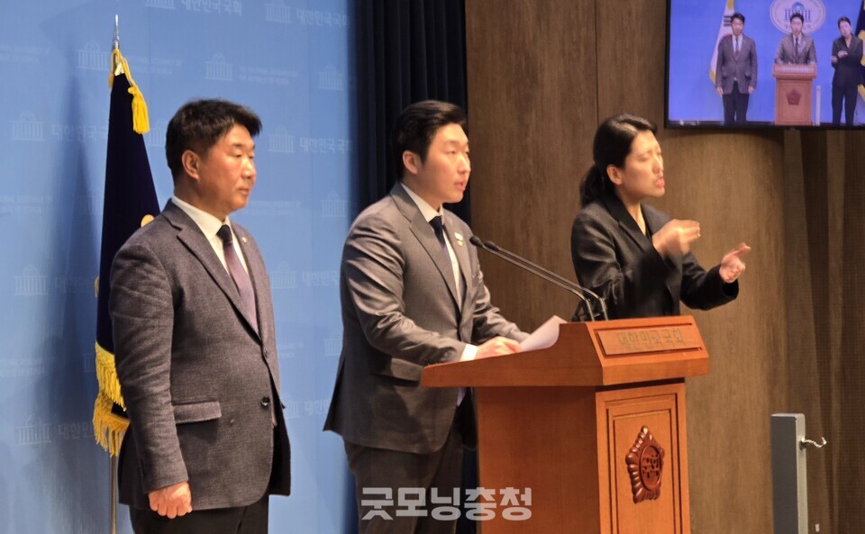 더불어민주당 김용만 의원이 17일 오후 국회 소통관에서 김문수 고용노동부 장관의 사죄를 촉구하는 기자회견을 하고 있다. (사진=굿모닝충청 설인호 기자) 