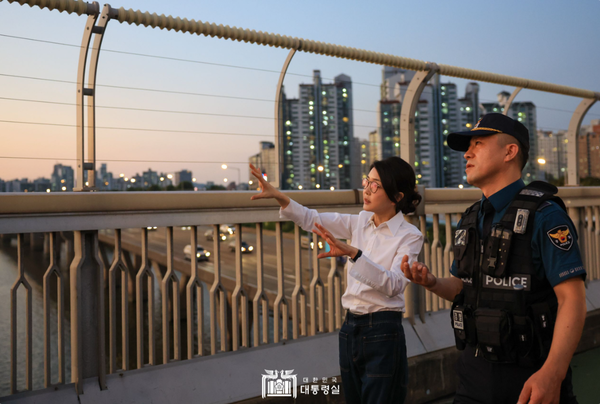 작년 9월 10일 ‘세계 자살 예방의 날’을 맞아 119특수구조단 뚝섬수난구조대, 한강경찰대 망원치안센터, 용강지구대를 각각 방문해 생명 구조의 최일선에 있는 현장 근무자를 '격려'했다는 김건희의 모습.(사진=대통령실 홈페이지)