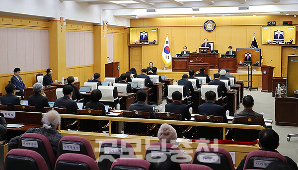 통과 과정에서는 소통이 빚어졌다. 당초 소관 상임위인 문화복지위원회에서는 본회의에 부의하지 않기로 했으나 조동식 의장이 지방자치법 제81조를 근거로 직접 부의하면서 논란이 된 것. (서산시의회 제공)