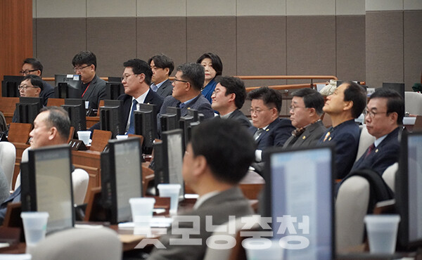 민주당 의원들은 어이가 없다는 듯 웃으며 한숨을 내쉬는 모습이 포착됐다. (사진=굿모닝충청 이종현 기자)